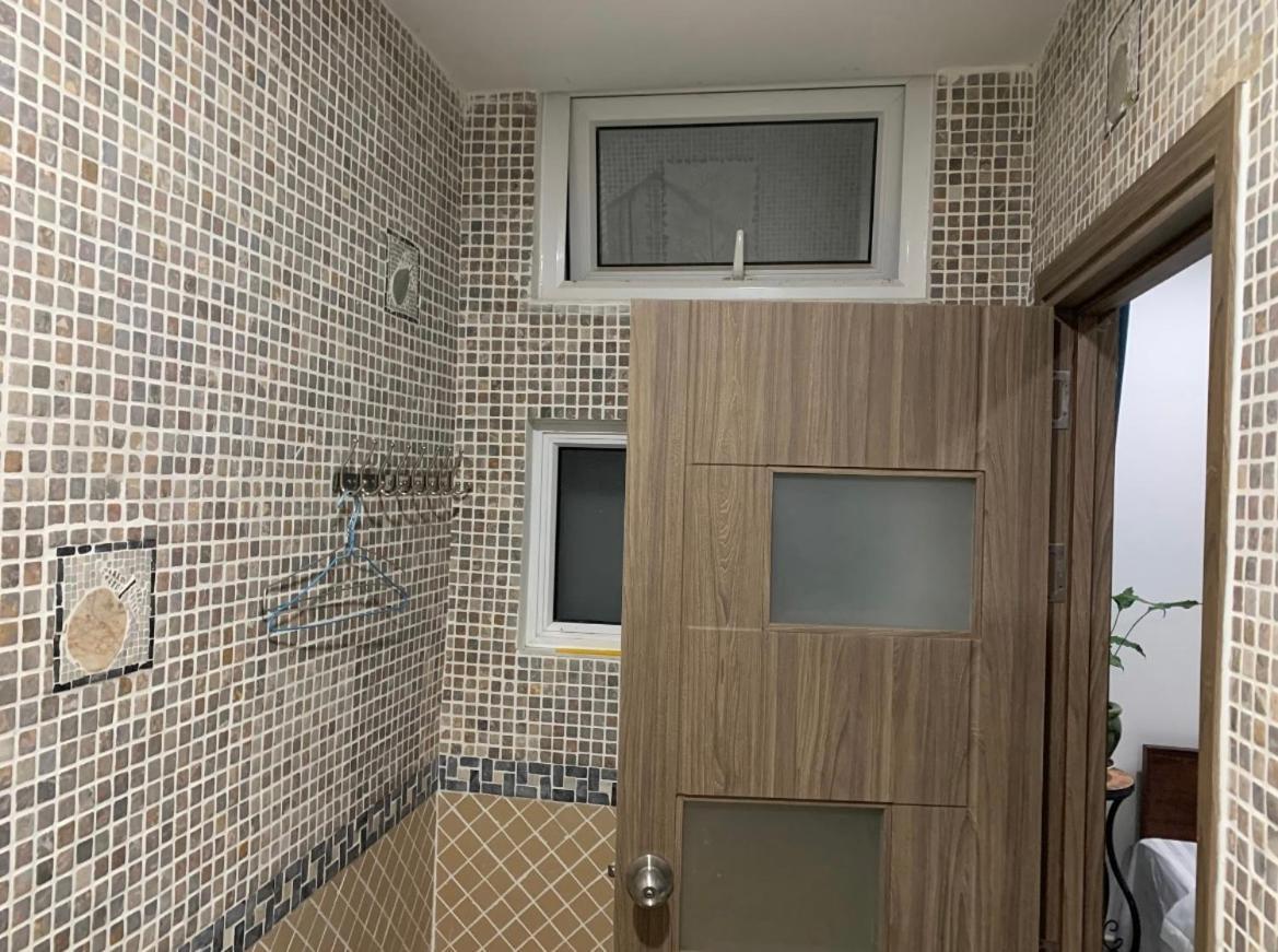 Bed & Breakfast Royal With Front Small Yard TP. Hồ Chí Minh